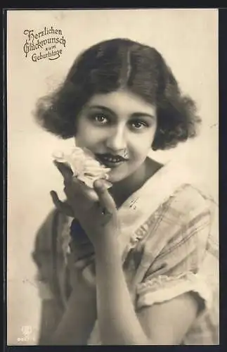 Foto-AK HB 9627 /5: Junge Frau mit einer weissen Blume, Geburtstagskarte