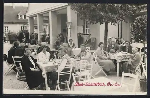 Foto-AK Bad Schallerbach, Kurgäste vor dem Kurhaus