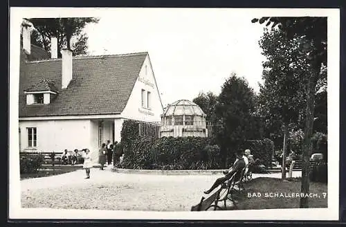 Foto-AK Bad Schallerbach, Provisorisches Badehaus mit Anlage und Kurgästen, Rundbau