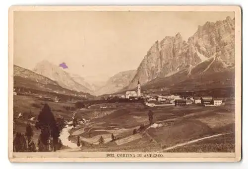 Fotografie unbekannter Fotograf, Ansicht Cortina di Ampezzo, Blick in das Tal mit dem Ort und Bergpanorama