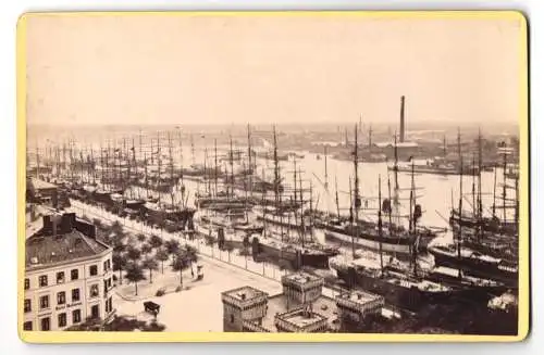 Fotografie Sophus Williams, Berlin, Ansicht Hamburg, der Hafen mit Segelschiffen und Hotel Bellevue