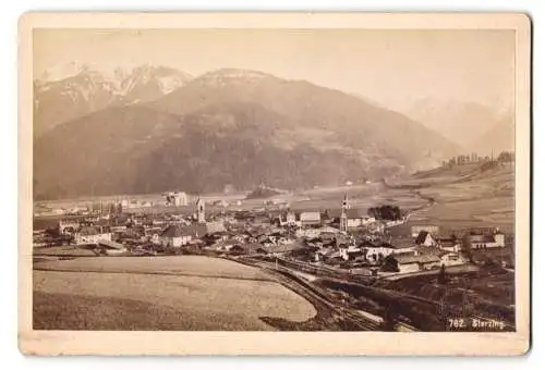 Fotografie unbekannter Fotograf, Ansicht Sterzing, Blick nach dem Ort mit Bergpanorama