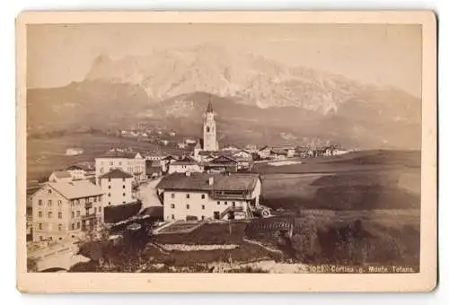 Fotografie unbekannter Fotograf, Ansicht Cortina, Blick in den Ort gegen Monte Tofana