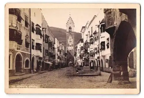 Fotografie unbekannter Fotograf, Ansicht Sterzing, Strassenpartie mit Blick zum Zwölferturm