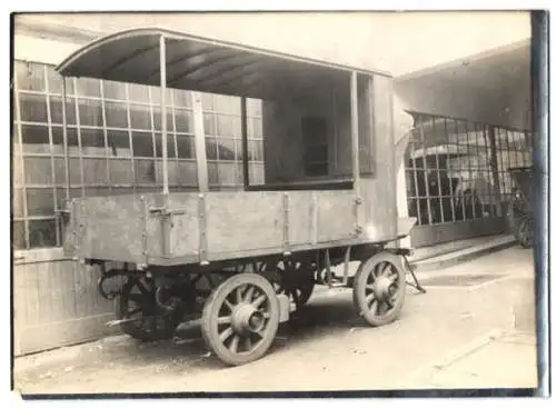 Fotografie Pritschenwagen / Kutschwagen mit Überdachung, Wagenfabrik Karl Weinberger Zeppelinstrasse 71 in München