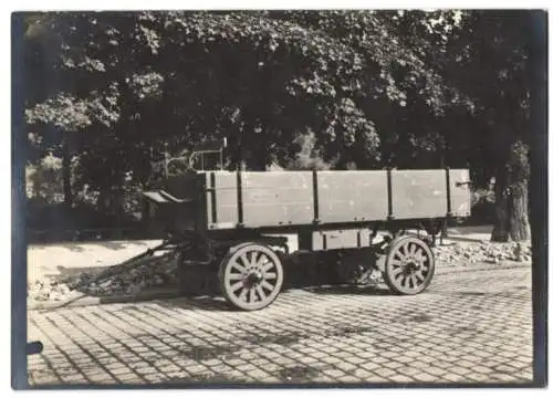 Fotografie Pritschenwagen / Kutschwagen mit Deichsel, Wagenfabrik Karl Weinberger Zeppelinstrasse 71 in München