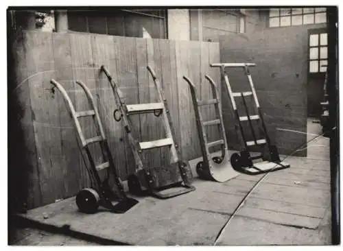 Fotografie Sackkarren & Transportkarren verschiedene Modelle, Wagenfabrik Karl Weinberger Zeppelinstrasse 71 in München