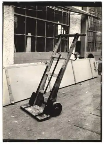 Fotografie Sackkarren auf dem Fabrikhof, Wagenfabrik Karl Weinberger Zeppelinstrasse 71 in München