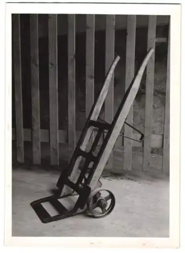 Fotografie Sackkarren / Transportwagen aus Holz und Metall, Wagenfabrik Karl Weinberger Zeppelinstrasse 71 in München