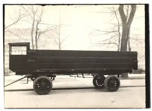 Fotografie LKW-Anhänger / Pritschenwagen mit Führerstand, Wagenfabrik Karl Weinberger Zeppelinstrasse 71 in München