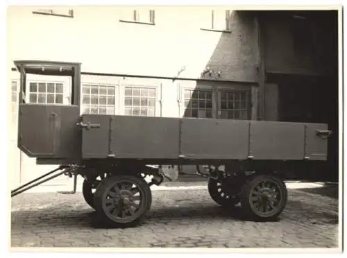 Fotografie LKW-Anhänger Pritschenwagen mit Führerstand, Wagenfabrik Karl Weinberger Zeppelinstrasse 71 in München