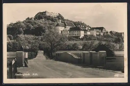 AK Neulengbach /N.-D., Strassenpartie mit Blick zur Burg