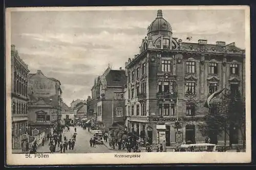 AK St. Pölten, Kremsergasse mit Turm-Eckgebäude aus der Vogelschau, Flagge, Verkaufsstand, Litfasssäule, Omnibus