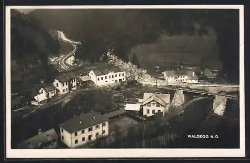 AK Waldegg /N.-Ö., Ortsansicht mit Bahnbrücke und Strasse aus der Vogelschau