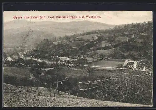 AK Fahrafeld /Böheimkirchen a. d. Westbahn, Gesamtansicht mit Strasse von einer Anhöhe aus