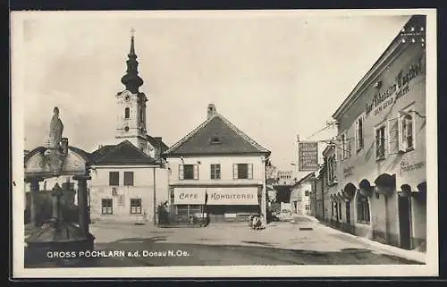 AK Gross Pöchlarn a. d. Donau, Platz mit Gasthof z. gold. Adler J. Hohensinn, Denkmal, Cafe-Konditorei