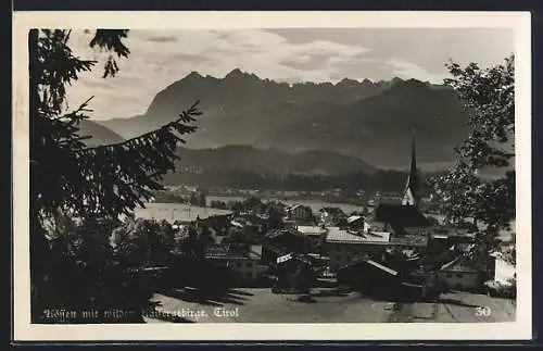 AK Kössen /Tirol, Ortsansicht mit dem wilden Kaisergebirge