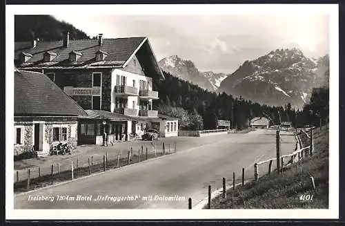 AK Iselsberg, Hotel Defreggerhof mit den Dolomiten im Hintergrund