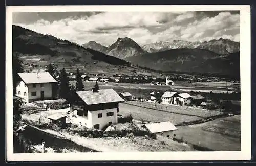 AK Grinzens in Tirol, Ortsansicht mit Blick in die Bergwelt