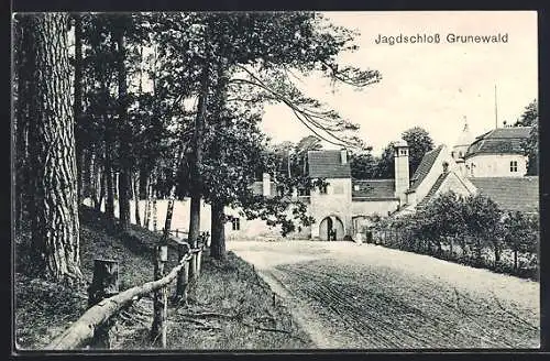 AK Berlin-Grunewald, Jagdschloss vom Wald aus