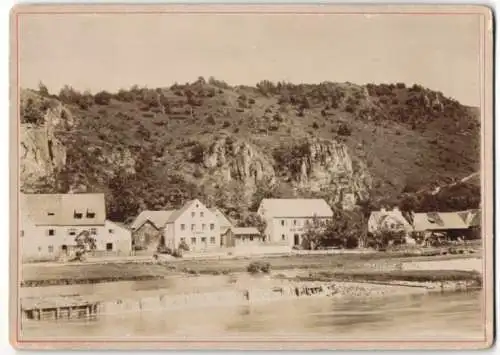 Fotografie unbekannter Fotograf, Ansicht Pielenhofen, Teilansicht der Ortschaft über den Fluss gesehen