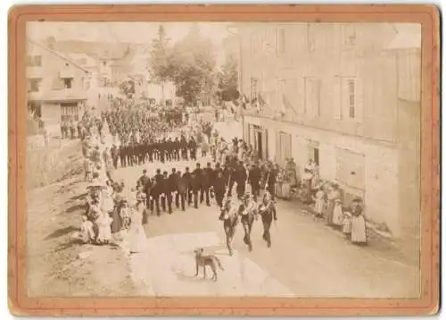 2 Fotografien unbekannter Fotograf, Ansicht Saint-Cergues, Soldaten bei Parade Revie du 14 Juillet am Hotel Commerce