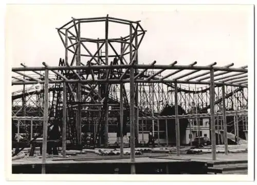 4 Fotografien Bon-Bild, Stuttgart, Ansicht Cannstatt, Arbeiter errichten Achterbahn für Cannstätter Wasen, Volksfest