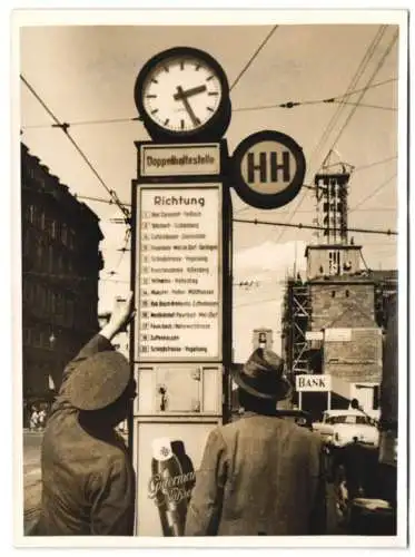 Fotografie Bon-Foto, Stuttgart, Ansicht Stuttgart, Strassenbahn Haltestelle mit Streckenplan