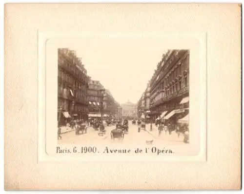 Fotografie unbekannter Fotograf, Ansicht Paris, Blick in die Avenue de l`Opera, mit Haus Articles de Voyage