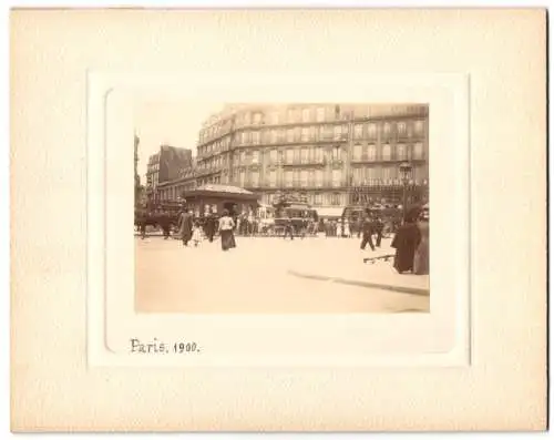 Fotografie unbekannter Fotograf, Ansicht Paris, Geschäftshäuser am Gare Saint-Lazare, Stadtrundfahrt Kutschen