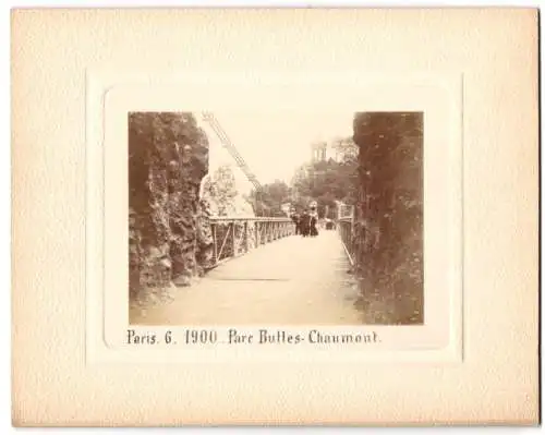 Fotografie unbekannter Fotograf, Ansicht Paris, Parc Buttes-Chaumont, Blick über die Brücke