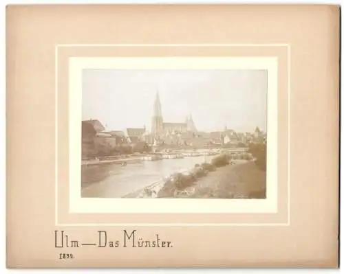 Fotografie unbekannter Fotograf, Ansicht Ulm a. D., Blick entlang der Donau nach der Stadt mit Münster