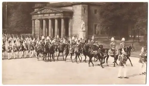 Fotografie unbekannter Fotograf, Ansicht Berlin, Kaiserliche Garde bei Parade Marsch an der alten Wache