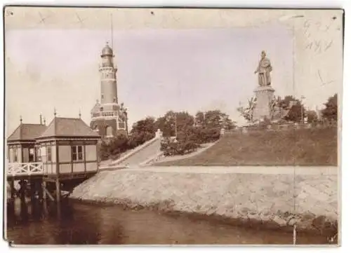 Fotografie unbekannter Fotograf, Ansicht Holtenau, Leuchtturm und Denkmal am Kaiser Wilhelm-Kanal, Ansichtskarten-Entwur