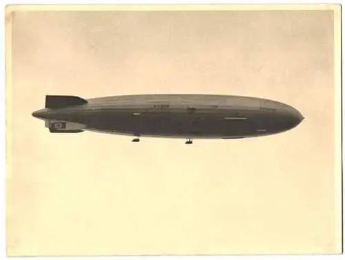 Fotografie unbekannter Fotograf und Ort, Zeppelin Hindenburg D-LZ129, mit 