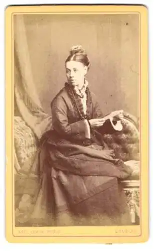 Fotografie Abel Lewis, Douglas, CDV einer sitzenden Dame mit Brief