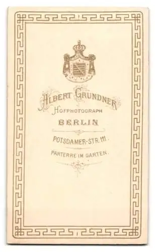 Fotografie Albert Grundner, Berlin, Potsdamer Str. 111, stehende Dame in elegantem Kleid