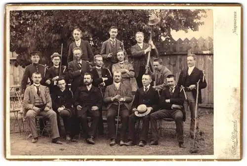 Fotografie Albert Wigand, Nordhausen, Ansicht Nordhausen, junge Männer vor der Musterung mit Schleifen an der Schulter