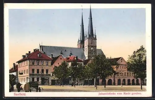 AK Saalfeld / Saale, Johanniskirche mit Conditorei und Cafe vom Markt gesehen