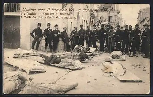 AK Messina, Via Placida, Square di Milanesi e morti da essa estratti dalle macerie, Erdbeben 1908