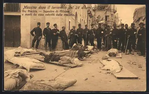 AK Messina, Via Placida, Square di Milanesi e morti da essa estratti dalle macerie, Erdbeben 1908