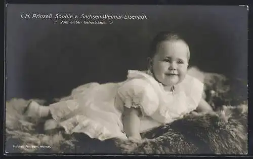 AK Portrait Prinzessin von Sachsen-Weimar-Eisenach Sophie auf einem Fell