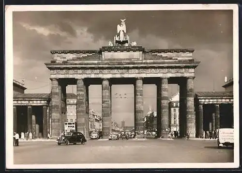 AK Berlin, Blick durch das Brandenburger Tor gen Osten