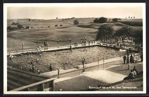 AK Bonndorf / Schwarzwald, Schwimmbad mit Badegästen