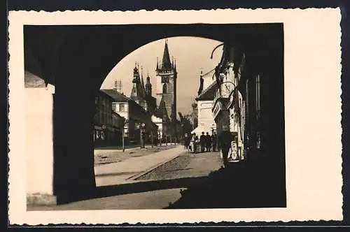 AK Leitmeritz a. E., Strassenpartie mit Türmen, durch ein Tor gesehen