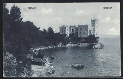 AK Trieste, Miramare, Küstenblick mit Schloss im Hintergrund