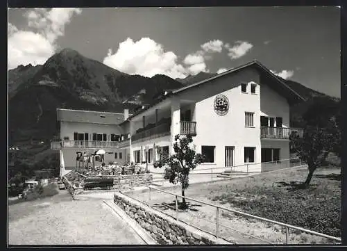 AK Dorf Tirol bei Meran, Naturfreundehaus im Sonnenschein