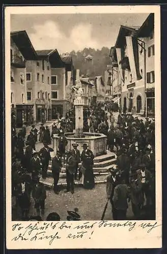 AK Berchtesgaden, Trachtenträger auf dem Marktplatz am Brunnen