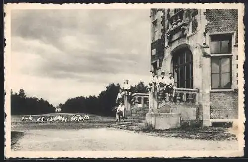 AK Bierges, Chateau de l`Etoile, Centre du Brabant, Un groupe de pensionnaires