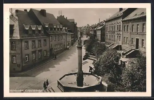 AK Helmbrechts, Partie an der Luitpoldstrasse mit Brunnen